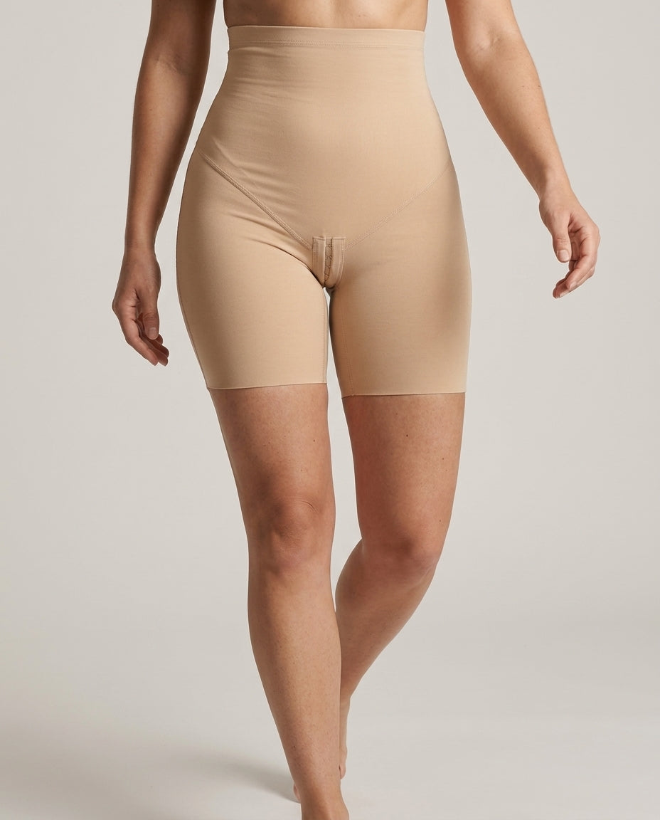 Sculpt Short in motion - walking, front