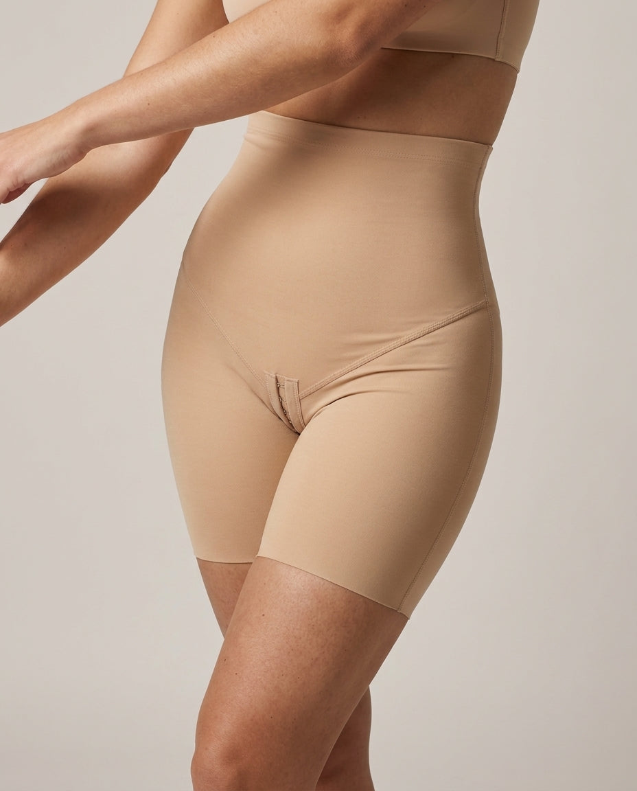 Sculpt Short in motion - twist and reach